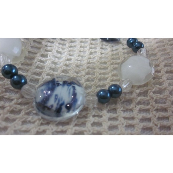 NEW Beautiful Navy BLue and white 7" glass beaded STRETCH BRACELET - Picture 2 of 4